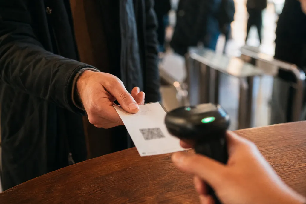 Как проверить подлинность билета на концерт в 2026 году: код, QR и риски мошенничества