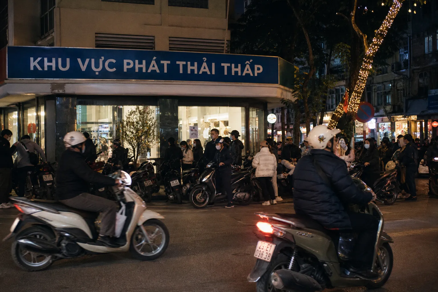 Жители Ханоя перенимают новые привычки в зонах с низким уровнем выбросов.